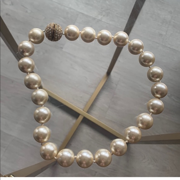 Saks magnetic chunky Pearl necklace - Picture 2 of 3